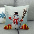Funda de cojín navideña de lino con muñeco de nieve y regalos en sofá gris - Muñeco de Nieve y Regalos de Navidad (35)