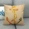 Détail d'une housse de coussin en lin avec ancre marine sur un canapé gris moderne - Style Ancre Colorée Peinte à la Main (3)