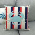 Nautischer Kissenbezug mit Anker und Krabbe auf grauem Sofa für die Heimdekoration - Blaues Krabbenmuster (1)