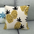 Texture détaillée de la housse de coussin en lin à motif ananas sur un canapé gris - Ananas Jaune et Croix Noires (12) / 45*45cm (Sans Cœur)