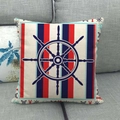 Nautischer Kissenbezug mit marineblauem Steuerrad und rot-blauen Streifen auf dem Sofa - Dunkelblaues Schiffsradmuster (2)