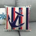 Nautischer Anker Kissenbezug mit rot-blauen Streifen auf einem grauen Sofa - Dunkelblaues Ankermuster (3)