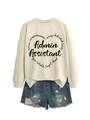 Set felpa beige con grafica a cuore e pantaloncini di denim sfrangiati su bianco - Sabbia (Carattere Nero)