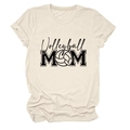 Detailansicht des Volleyball MOM Drucks mit Herz auf einem beigen Baumwoll-T-Shirt - S / Sandfarben (Schwarze Schrift)