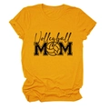 Details des Volleyball-Mom-Aufdrucks und der Faltenärmel am gelben Baumwoll-T-Shirt - S / Senfgelb (Schwarze Schrift)