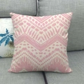 Housse de coussin en lin géométrique rose et blanc sur un canapé gris - 5