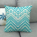 Gros plan détaillé des motifs ethniques bleu sarcelle sur le tissu de la housse de coussin - 9