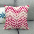 Détail de motifs géométriques roses sur une housse de coussin en lin texturé sur canapé - 10