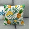 Leinen-Kissenbezug mit tropischem Ananas-Print auf einem grauen Stoffsofa - Ananas Tropische Pflanzen Mix (1) / 45*45cm (Ohne Kern)