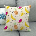 Leinen-Kissenbezug mit Ananas- und Bananenmotiven auf einem grauen Stoffsofa - Tropischer Früchte-Mix (3) / 45*45cm (Ohne Kern)