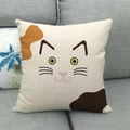 Detailansicht eines Kissenbezugs aus Leinen mit süßem Calico-Katzengesicht auf Sofa - Glückskatze-Stil(3) / 45x45 cm