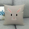 Detailaufnahme des Leinen-Kissenbezugs mit niedlichem Hasen-Print auf grauem Sofa - Hasen-Stil(4) / 45x45 cm