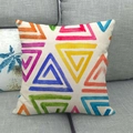 Kissenhülle aus Leinen mit bunten Aquarell-Geometriemustern auf einem grauen Sofa - Mehrfarbige Aquarell-Dreiecke / 45cmx45cm