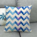 Leinen-Kissenbezug mit blau-violettem Zickzack-Aquarellmuster auf grauem Sofa - Blau Violett Aquarell Zickzack / 45cmx45cm