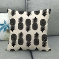 Housse de coussin en lin avec motif ananas noir sur canapé gris, style moderne - Alignement d'Ananas Noirs (5) / 45*45cm (Sans Cœur)