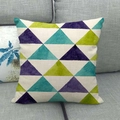 Moderner Kissenbezug aus Leinen mit geometrischem Aquarell-Dreiecksmuster auf grauem Sofa - Mehrfarbige Gradient Dreiecke / 45cmx45cm