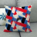 Détail de la housse de coussin géométrique en lin texturé sur un canapé gris moderne - Style Pinceau Rouge Bleu Noir (7)