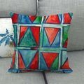 Gros plan de motifs géométriques à l'aquarelle sur une taie d'oreiller en lin - Style Géométrique Contraste Rouge Vert Bleu (8)
