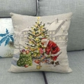 Funda de cojín navideña de lino con Papá Noel y árbol decorado en un sofá gris - Árbol Decorado en el Pueblo Nevado (17)