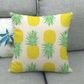 Housse de coussin carrée en lin avec motif d'ananas jaune sur un canapé gris - Ananas Jaune Classique (8) / 45*45cm (Sans Cœur)