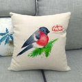 Weihnachtlicher Kissenbezug aus Leinen mit Gimpel-Print und Tannenzweig auf Sofa - Gimpel und Frohe Weihnachten Stil (2)