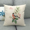 Weihnachtlicher Leinenkissenbezug mit Vogel- und Kiefernzweig-Aquarell auf grauem Sofa - Vogel und Tannenzapfen Beere Weihnachten Stil (3)