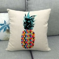 Quadratischer beige Kissenbezug mit buntem geometrischem Ananas-Muster auf einem Sofa - Bunte geometrische Dreiecksananas (Stil 2)