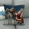 Funda de cojín de lino con estampado navideño de Papá Noel y comandante sobre un sofá - Encuentro entre Comandante y Papá Noel (19)