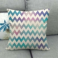 Detail des Leinen-Kissenbezugs mit farbenfrohem Chevron-Zickzack-Geometriemuster - Mehrfarbiges Gradienten Zickzack Muster (22)