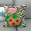 Tropischer Flamingo-Leinen-Kissenbezug mit Zebramuster und Blättern auf grauem Sofa - Zebra Hibiskus Flamingo