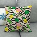 Flamingo und Ananas Leinen Kissenbezug mit Zebramuster auf einem grauen Sofa - Zebra Ananas Flamingo
