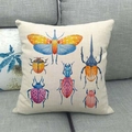 Détail de la housse de coussin en lin montrant la texture et les motifs d'insectes - 6 Insectes (11) / 45x45 cm