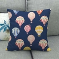 Housse de coussin décorative en lin avec motifs de montgolfières sur fond bleu marine - Montgolfière (12) / 45x45 cm