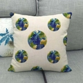 Détail de la housse de coussin en lin avec imprimé mappemonde et texture du tissu - Carte du Monde (14) / 45x45 cm