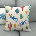 Détail de housse de coussin en lin avec motifs aquarelle de cactus et de gecko - Cactus (15) / 45x45 cm