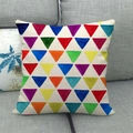 Housse de coussin en lin avec motifs géométriques colorés sur un canapé gris - Style Triangle Coloré Blanc Crème (9)