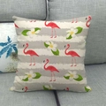 Leinen-Kissenbezug mit rotem Flamingo und Frangipani-Print auf grau gestreiftem Grund - Grau Gestreifter Flamingo