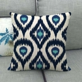 Housse de coussin en lin avec motif géométrique bohème bleu marine sur canapé gris - 13