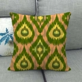 Housse de coussin en lin avec motifs Ikat verts et jaunes sur un canapé gris - 14