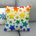 Nahaufnahme von Leinen-Kissenbezug mit bunten Sternmustern auf einem Sofa - Farbverlauf Regenbogen Pentagramm Sterne (4)