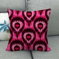 Housse de coussin en lin à motif ikat cœur rose et magenta sur canapé gris - 15