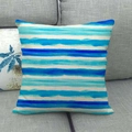 Moderner Kissenbezug aus Leinen mit blauen Aquarellstreifen auf einem grauen Stoffsofa - Blau Cyan Creme Aquarell Streifen (2)