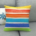 Detail eines Kissenbezugs aus Leinen mit bunten Aquarellstreifen auf grauem Sofahintergrund - Regenbogen Mehrfarbige Aquarell Streifen (4)