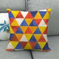 Housse de coussin carrée en lin avec motifs géométriques colorés sur un canapé gris - Style Contraste Triangle Coloré (12)
