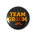 Badge de mariage Team Groom pour garçons d'honneur avec texte orange et moustache - Teamgroom