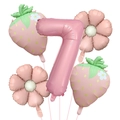 Détail du ballon chiffre 7 rose avec décorations de fête fraises et fleurs marguerites - Nombre 7