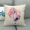 Fodera per cuscino in lino con mongolfiera rosa e fiori di peonia su divano grigio - Stile Floreale Mongolfiera a Righe Rosa (1) / 45x45 cm