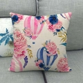Fodera per cuscino in lino con mongolfiera rosa e fiori su un divano in tessuto grigio - Stile Fiori di Rosa e Mongolfiera (2) / 45x45 cm