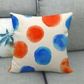 Leinen-Kissenbezug mit großen orangefarbenen und blauen Aquarellpunkten auf einem Sofa - Orange Blaue Aquarell Punkte(1)
