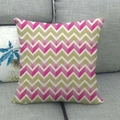 Housse de coussin en lin avec motifs géométriques 3D rose et olive sur un canapé - Style Chevrons Rose Violet Vert (15)